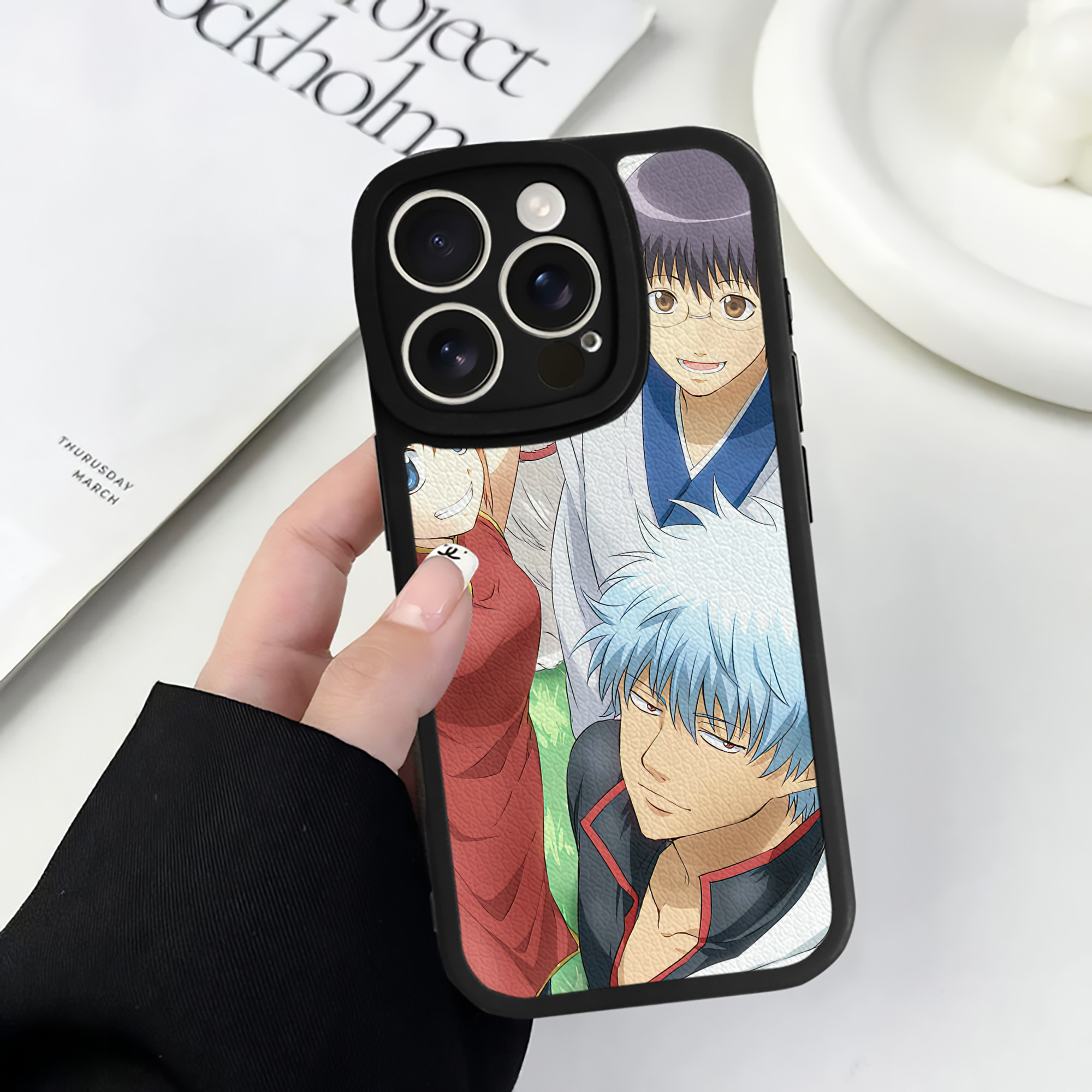 （画像用） ぎんたま 坂田銀時（さかたぎんとき） 神楽 志村新八（しむら しんぱち） GINTAMA Sakata Gintoki Kagura Shimura Shinpachi 【iPhone 16シリーズ対応】シリコンスマホケース（レザー調） 材質：シリコン